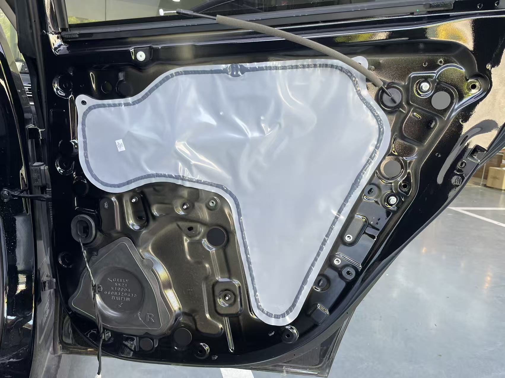 吉利帝豪右门板原始状态-塑料防水膜